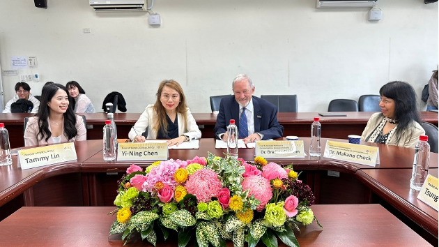 Dr. Katherine Yi-Ning Chen and Dr. Bradley Gorham signed the MOU as representatives of NCCU and Syracuse.