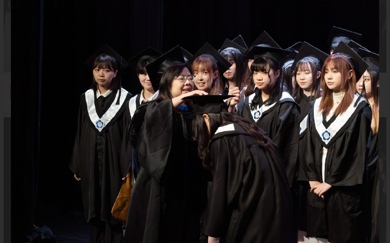 Director Yuhmiin Chang of the Department of Advertising performs the tassel-turning.