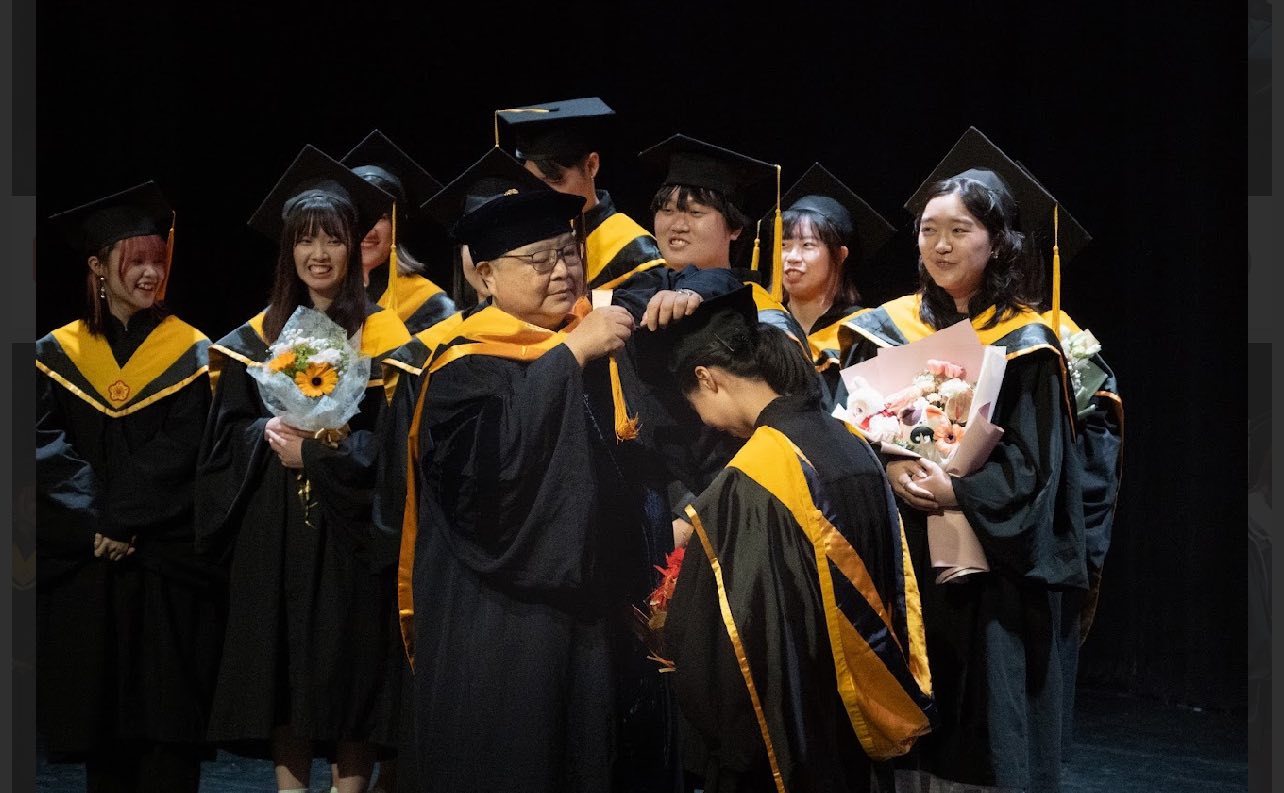 Director Yi-Hsiu Chen of the Master's Program in Digital Content and Technologies turns the tassel for graduates.