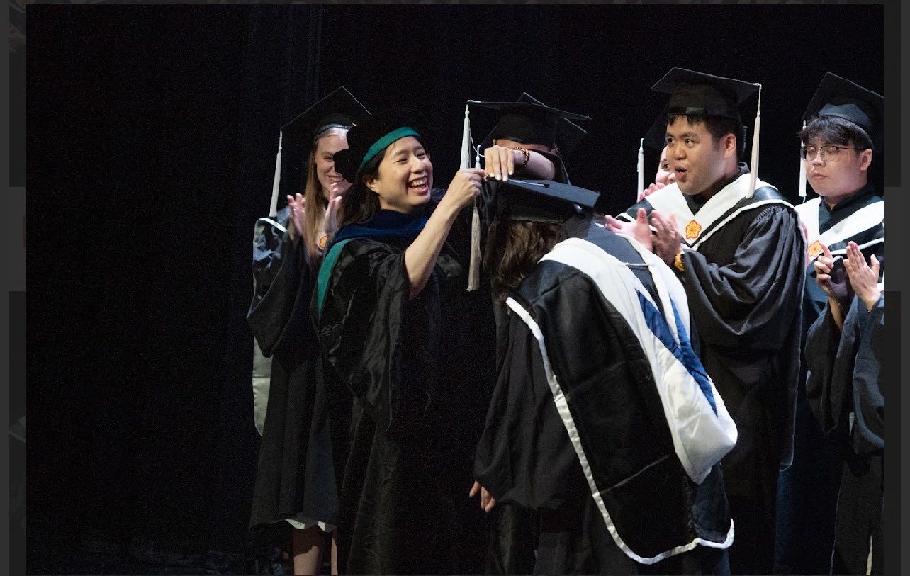 Director Jih Hsuan Lin of the International Master’s Program in International Communication Studies turns the tassel for graduates.