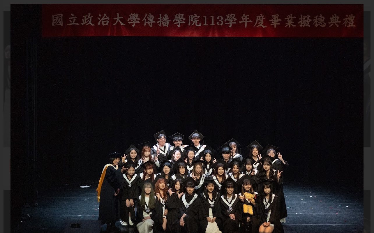 Director Chin-Chih Chiang of the Department of Journalism with graduates.