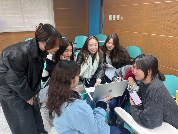 Mixed groups of NCCU and CU students engage in a joint discussion to analyze marketing strategies and consumer behavior. 
