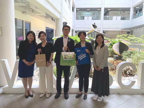 The NCCU delegation took a group photo with NTU Wee Kim Wee School of Communication and Information representatives（Left to Right：(NTU) Director of Master of Media and Communication Graduate Programme
