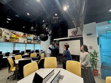 NTU Chair of the Wee Kim Wee School of Communication and Information Dr. Jack Qiu Linchuan guided a tour about the school’s newsroom, studios, and recording facilities