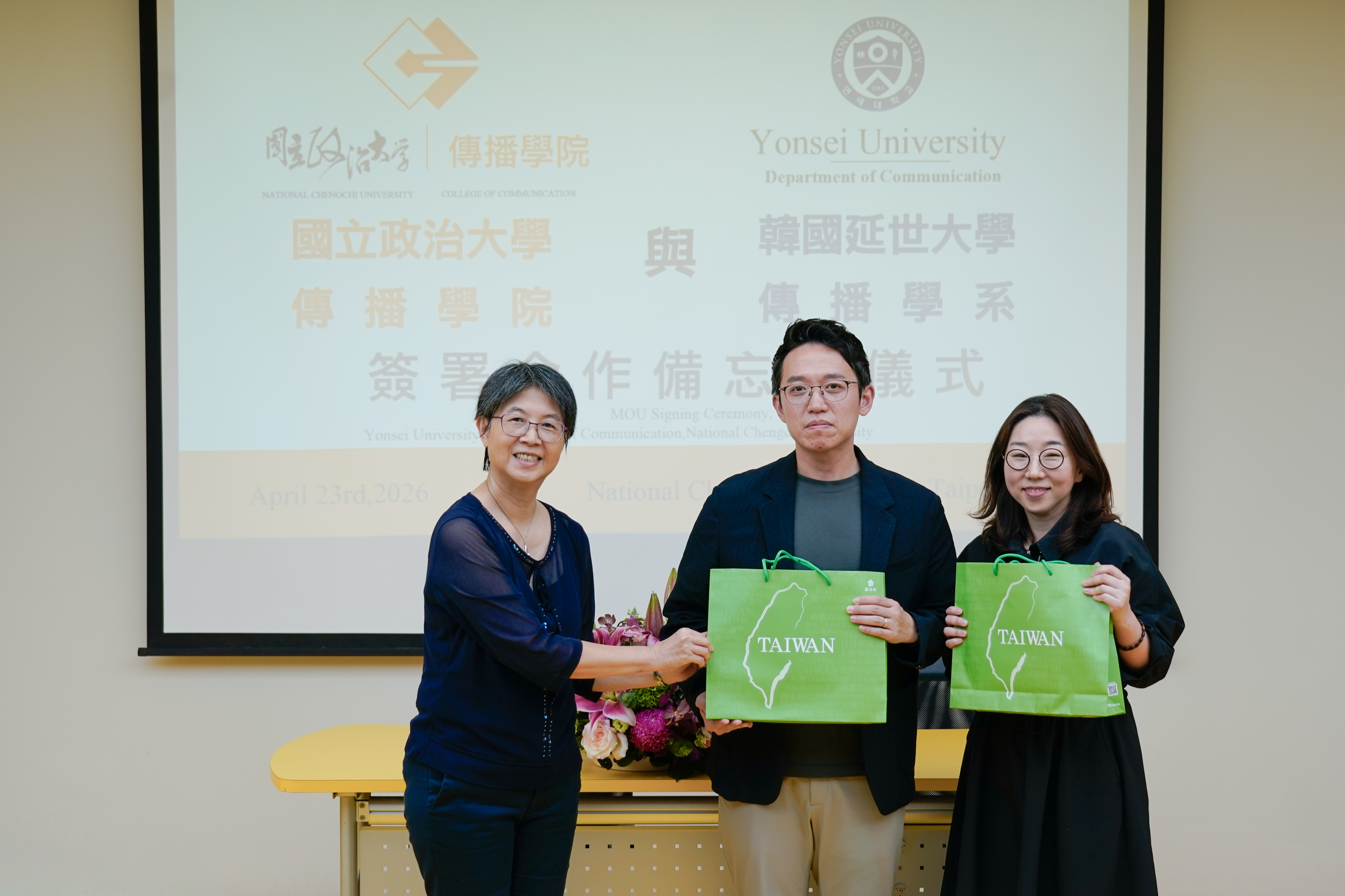 Representatives from NCCU and Yonsei University participate in a warm gift exchange during the ceremony to symbolize mutual friendship.