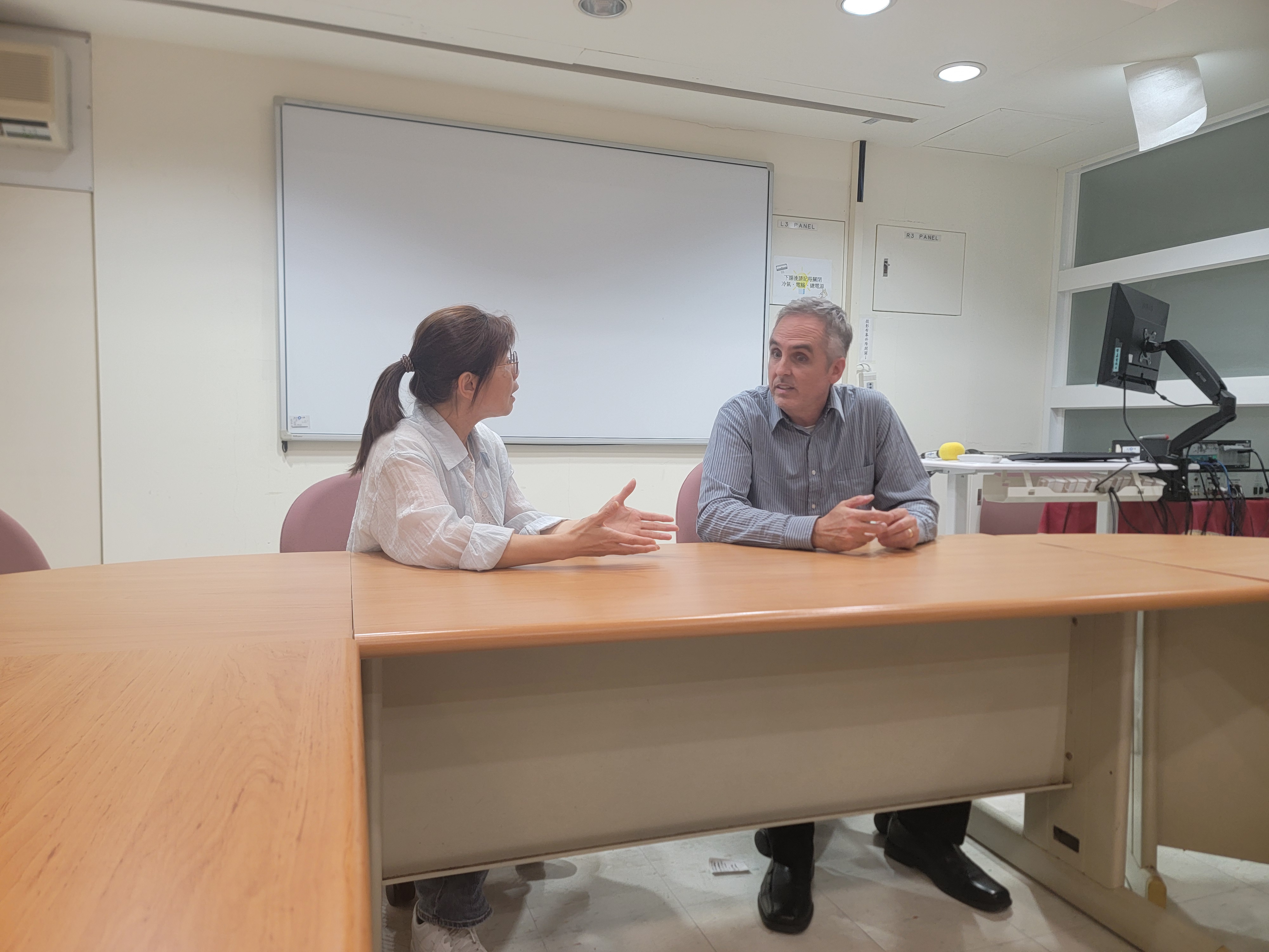 Dr. Scott R. Stroud discusses Pragmatism, Communication, and Democracy with Professor Hui-Wen Liu during the Methodology course. (Photo by College of Communication)