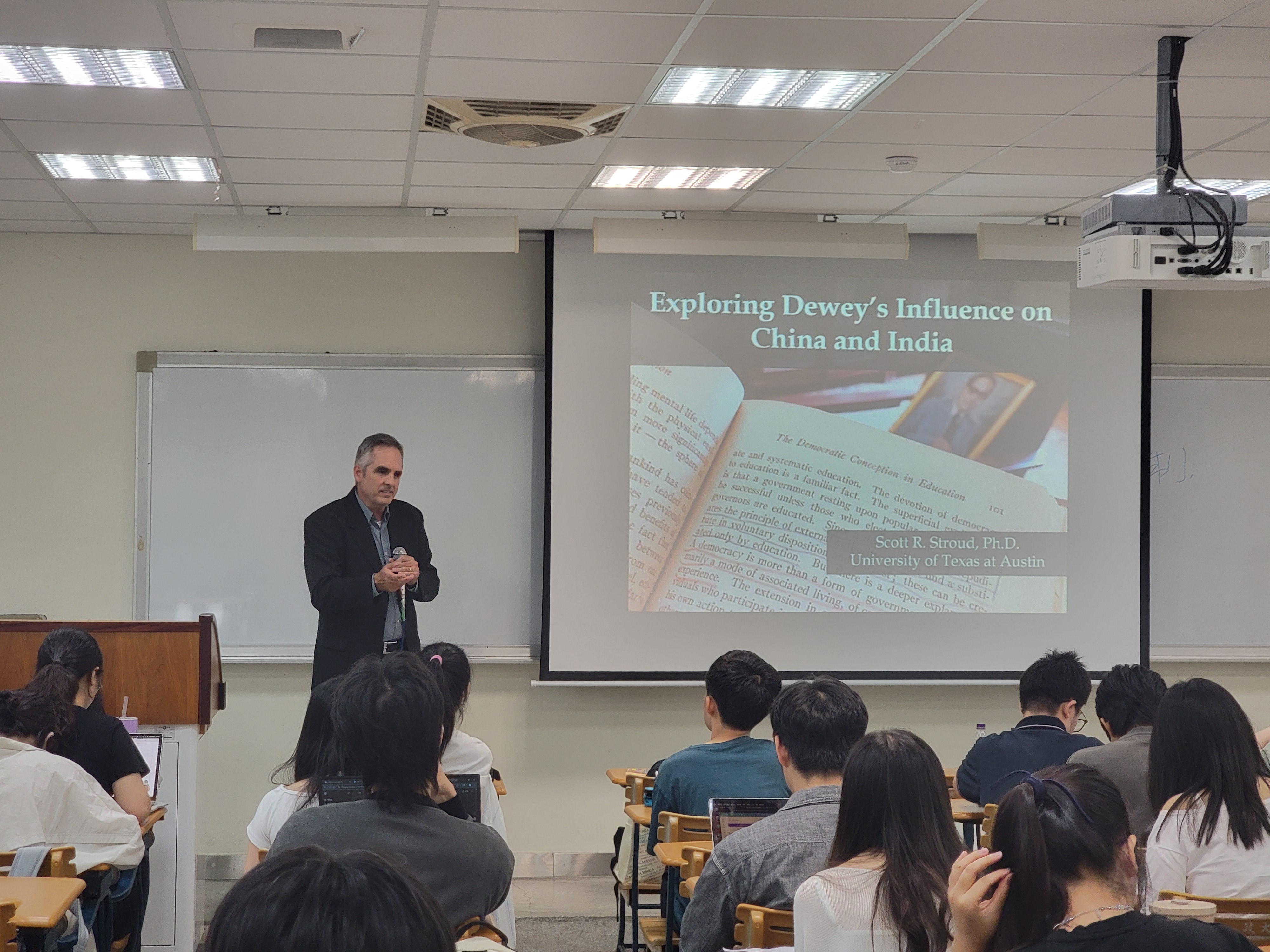 Dr. Scott R. Stroud delivers the lecture “The Impact of John Dewey on Modern Asia” in the undergraduate Introduction to Political Philosophy course. (Photo by College of Communication)