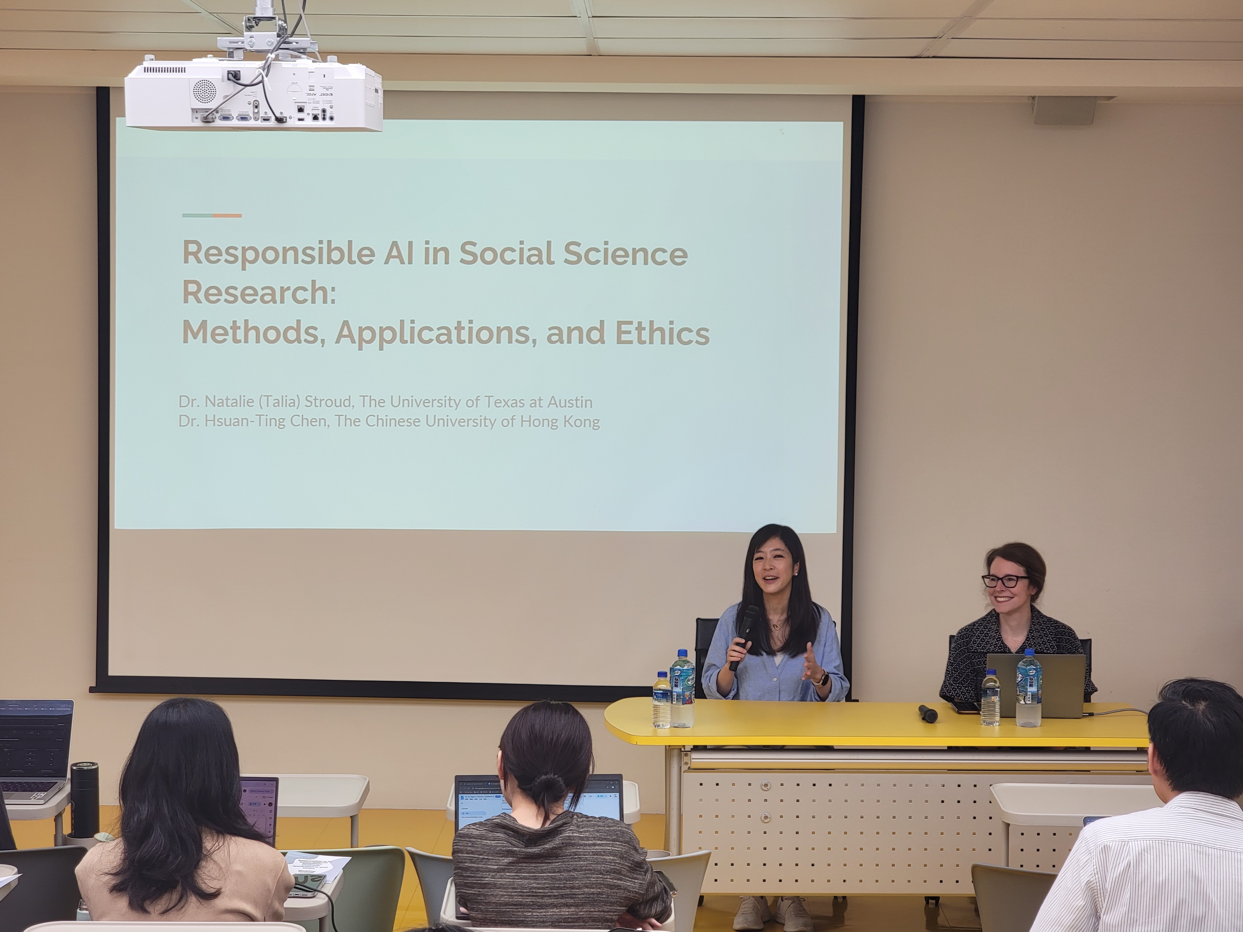 The two speakers introduce the workshop theme and discuss responsible AI applications in social science research. (Photo by College of Communication)