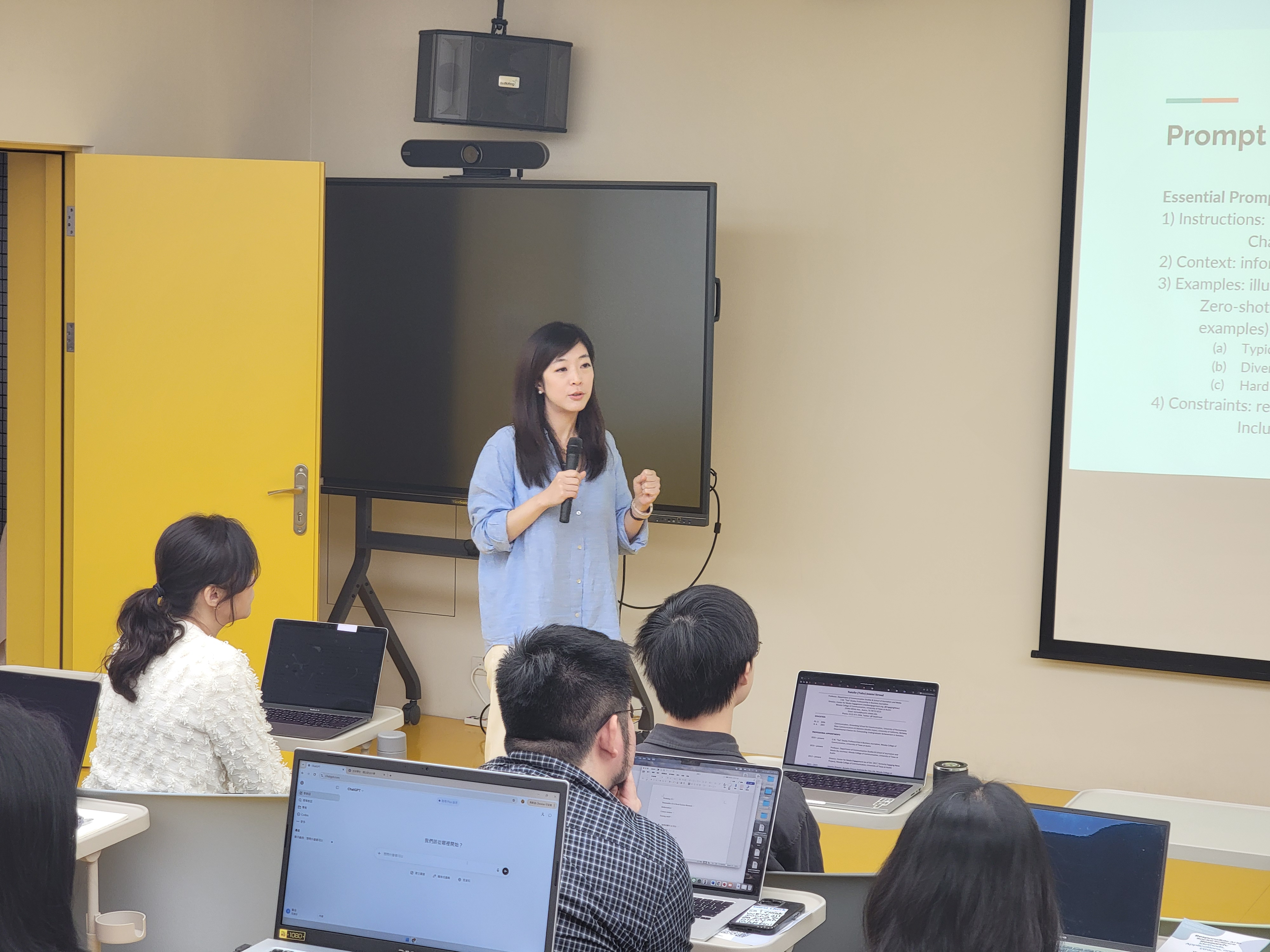 Dr. Hsuan-Ting Chen guides participants through prompt design and hands-on AI-assisted research exercises. (Photo by College of Communication)