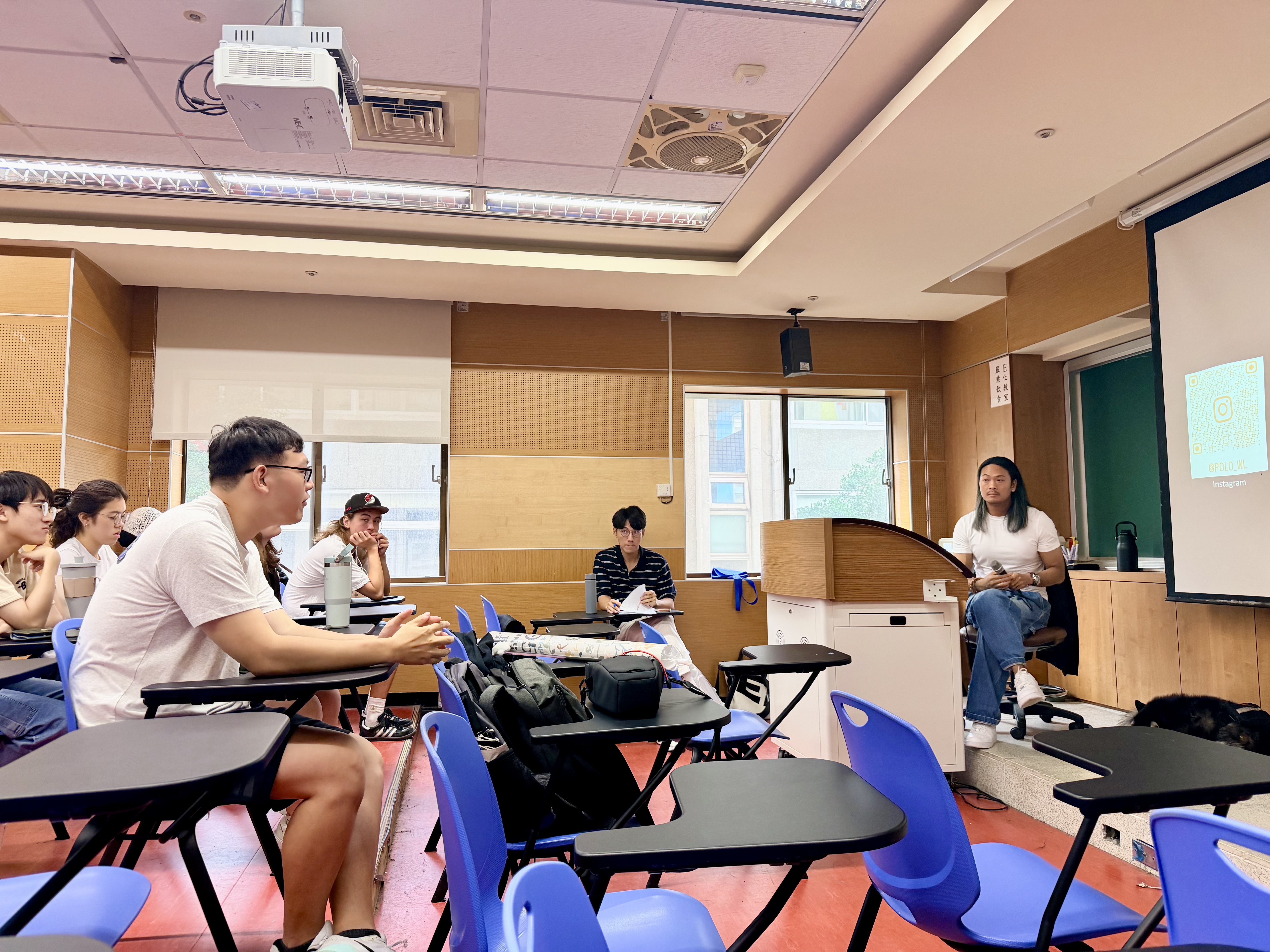During the Q&A session, students actively raised questions and engaged in in-depth discussions with the speaker, creating a lively and interactive atmosphere.