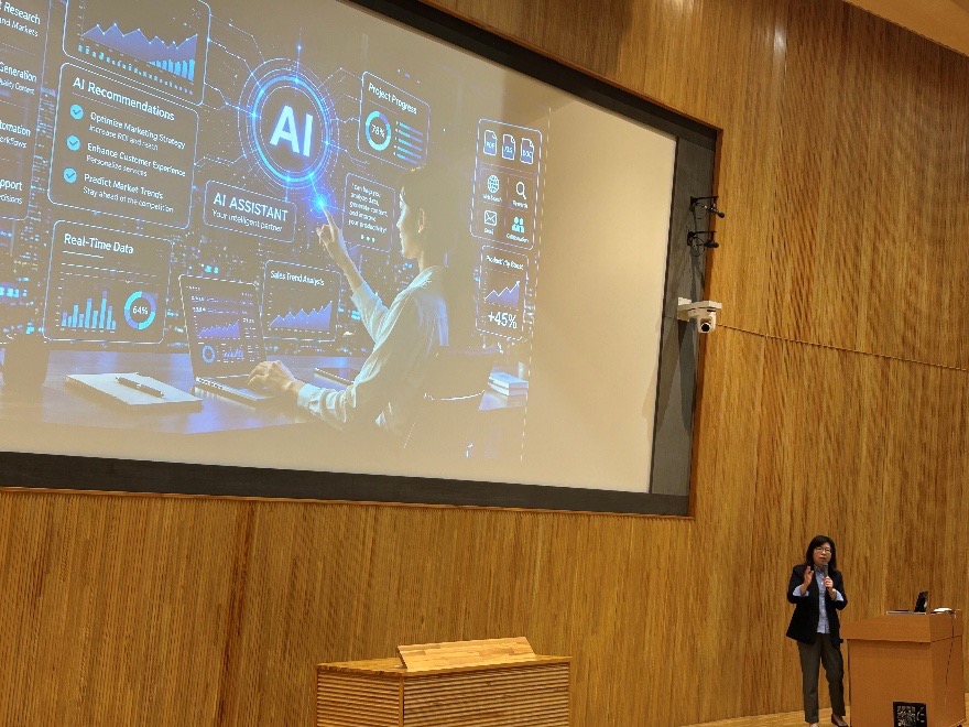 NCCU Professor Yuhmiin Chang presents research on emerging communication issues in the age of AI. (Photo: NCCU College of Communication)